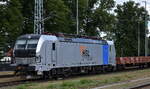 HSL Logistik GmbH, Hamburg [D] mit der geleasten Railpool Vectron  6193 180  [NVR-Nummer: 91 80 6193 180-7 D-Rpool] und einem Ganzzug Drehgestell-Flachwagen (leer) am 30.07.25 Höhe Bahnhof