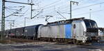 Rail Force One B.V., Rotterdam [NL] mit der geleasten Railpool Vectron  6193 185  [NVR-Nummer: 91 80 6193 185-6 D-Rpool] und einem Coilzug am 18.12.25 Höhe Bahnübergang Bahnhof Rodleben.