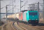 Leasinglok 185 613-7 (91 80 6185 613-7 D-RBSAF, Bombardier Bj.2008) der DB Schenker Rail hat 155 020-1 und einen ganzzug Gasdruckkesselwagen am Haken, 28.02.11 Bhf.