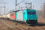 Nochmal aus n�herer Perspektive, 185 613-7 (91 80 6185 613-7 D-RBSAF) mit der 155 020-1 am Haken + Gasdruckkesselwagenzug, 28.02.11 Bhf.