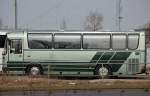 Ziemlich interessant war dieser kleine Mercedes Benz Reisebus, äußerlich in mordernem Design trägt er allerdings die Typenbezeichnung O 303, also dem Klassiker aus den 70érn bis in 80ér Jahre, ob es sich um einen rundherum modernisierten Klassiker handelt vermag ich nicht zu sagen, 04.03.14 Parkplatz Bhf. Flughafen Berlin-Schönefeld.