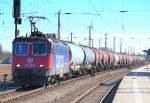 Re 421 394-8 mit einem Kesselwagenganzzug (Ethanol-Bef�llung) bei der Durchfahrt im Bhf.