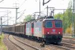 Ostersamstag: Doppeltraktion mit Re 421 391-4 (91 85 4421 391-4 CH-SBB C) + Re 421 379-9 (91 85 4421 379-9 CH-SBB C) mit Ganzzug Schiebewandwagen aus Italine u.a., 23.04.11 Bhf.