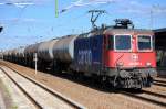 SBB Cargo Mietlok Re 421 397-1 mit Kesselwagenzug am 27.08.12 Bhf.