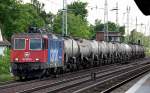 SBB Cargo Mietlok Re 421 372-4 mit Ganzzug Kesselwagen (geschmolzener Schwefel) Richtung Bernau, 10.06.13 Berlin-Karow.