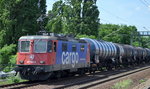 Re 421 385-6 mit Kesselwagenzug am 03.06.16 Berlin Jungfernheide.