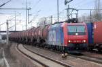 Wohl an MWB vermietet, Re 482 029-6 mit Ganzzug polnischer Kesselwagen am 29.12.11 Bhf.