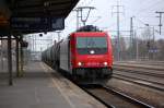 Re 482 037-9 an Infra Leuna vermietet mit Kesselwagenzug bei der Durchfart im Bhf.