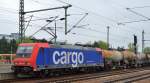 SBB Cargo Mietlok Re 482 041-1 mit einem Kesselwagenzug (Kreideschlamm) bei der Durchfahrt im Bhf.