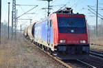 HSL mit der Railpool Mietlok 482 042-9 und einem Getreidezug fährt zum Personalwechsel im Bf.