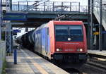 Re 482 035-3 für Raildox mit Kesselwagenzug Durchfahrt Bf.