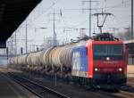 Re 482 022-1 mit Kesselwagenganzzug bei der Durchfahrt im Bhf.