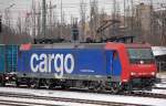 Re 482 021-3 f�hrt gerade mit einem Containerzug ab Gbf.