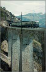 BLS S�drampen Klassiker: Der Lugelkinn Viadukt bei Hohtenn.
Gescanntes Negativ, April 1993