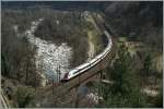 Neigt sich dem S�den entgegen: Ein ICN auf der untersten Stufe der Biaschina wird in K�rze durch den ehemaligen Bahnhof von Giornico fahren. 
3. April 2013