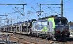 BLS Cargo AG, Bern [CH] mit ihrer Vectron  431  [NVR-Nummer: 91 85 4475 431-3 CH-BLSC] und einem PKW-Transportzug (fabrikneue LEXUS u.a andere Hybrid/Elektro-SUV) am 20.03.25 Höhe Bahnhof