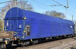 Slowakischer  Drehgestellflachwagen mit vier Radsätzen, verschiebbarem Planenverdeck von AXBENET vermietet an ZSSK Cargo mit der Nr.