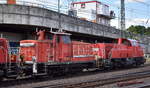 DB Cargo AG, Mainz [D] mit ihrer Dieselloks  261 017-8  (NVR:  92 80 1261 017-8 D-DB ) +  363 446-6  (NVR:  98 80 3363 446-6 D-DB ) und  261 055-8  (NVR:  92 80 1261 055-8 D-DB ) am 20.05.25 Höhe