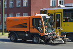 Eine Kehrmaschine vom Typ LADOG T-1250 mit 3-Besen-Technik der Fa.