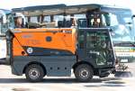 Diese moderne Kehrmaschine vom Hersteller SCHMIDT Typ SWINGO 200 ist f�r die Au�enanlagen des Flughafen Berlin Tegel zust�ndig, 21.08.10