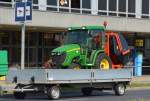 Ein JOHNE DEERE 3320 Kompkttraktor mit Allradantrieb hier auf einem Hänger mit Anbauten der Gemeinde Schönefeld bei Berlin am 16.09.14 Bhf.