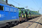 Höchst selten (ich sehe so einen Transport im Berliner Raum das erst Mal), EGP 140 627-1 mit einem Güterzug beladen mit fabrikneuen JohnDeere Traktoren (Frontlader)vom Typ 8335 R u.