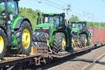 Höchst selten (ich sehe so einen Transport im Berliner Raum das erst Mal), EGP 140 627-1 mit einem Güterzug beladen mit fabrikneuen JohnDeere Traktoren (Frontlader)vom Typ 8335 R u. 9570 R und hinten dran noch einige Container am 19.05.17 Berlin-Hohenschönhausen.