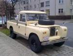 Ein klassischer Land Rover, ich tippe mal auf Mitte 70�r bis Anfang 80�r ein Series III (lasse mich gerne verbessern), Anfang Dezember 2011 Berlin-Wei�ensee.