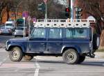 Ein Land Rover Defender mit Spezialdachaufbau, 18.01.12 Auffahrt Berliner Stadtautobahn Knobelsdorffstr.