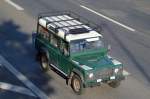 Typischer Land Rover Defender am 07.06.15 Berliner stadtautobahn Höhe Sachsendamm.