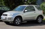 Sehr beliebt in Berlin ist der SUV von TOYOTA der RAV4, man sieht ihn in verschiedenen Versionen und Farben recht h�ufig, 02.05.09 Berlin-Pankow.