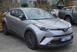 Herausragend in Design und Technik und erst seit Anfang 2017 auf dem Markt, der Toyota C-HR ein Crossover-SUV mit Hybrid-Technologie. So sieht ein PKW der Zukunft aus, da hinken deutsche Hersteller wie so oft mal wieder hinterher sicherlich ein Highlight unter den PKW- Neuerscheinungen dieses Jahres und in Berlin Marzahn entdeckt (echt erstaunlich!), 12.11.17