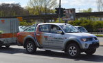 Optisch gefälliger Mitsubishi L200 Firmen-Pickup einer Garten- und Landschaftsbau Firma  mit Hänger am 20.04.16 Berlin-Marzahn.