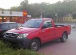 Toyota Hilux Pickup (�ltere Version) in rot, August 2011 Berlin-Pankow.