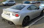 Die Heckseite des Toyota GT89 veranschaulicht den sportlichen Charakter des Sportcoupé mit Heckspoiler und zwei Auspuffrohren, 06.09.14 Berlin-Schöneberg.