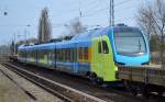 Sicherlich farblich eine der farbigsten Varianten in Deutschland, die Betriebsfarben der Westfalenbahn GmbH Triebzüge, hier nun also eine weitere Überführung eines vierteiligen FLIRT ab Stadler-Werk Berlin-Pankow, der Triebzug 94 80 1428 603-3 D-WFB ...., am 07.04.15 Berlin-Karow