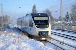 Wintermärchen, in Berlin hat es über Nacht geschneit, feinster Schnee und Sonne lassen endlich mal wieder seltene Winterbilder von Bahnfahrzeugen aus Berlin im Schnee zu, hier ein RB27 (NEB