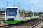 Überraschung, zwei RegioShuttle der STB - Süd-Thüringen-Bahn (waren wohl zur Inspektion im Stadler Werk Berlin-Pankow?) bei der Durchfahrt Bf. Flughafen Berlin-Schönefeld Richtung Süden (Heimat), vorne der Triebzug VT 141 (650 564-3?)  ist der möglicherweise sogar neu für die STB?  und VT 121 (650 521-7) am 26.04.17