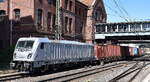 METRANS a.s., Praha [CZ] mit der geleasten Akiem Lok  187 521-0  [NVR-Nummer: 91 80 6187 521-0 D-AKIEM] verlässt mit einem Containerzug den Hamburger Hafen am 14.05.25 Höhe Bahnhof