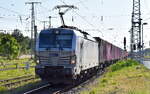 METRANS a.s., Praha [CZ]  mit ihrer Vectron  383 414-0  [NVR-Nummer: 91 54 7383 414-0 CZ-MT] und einem Containerzug am 12.06.25 Durchfahrt Bahnhof Stendal Hbf.