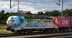 METRANS a.s., Praha [CZ] mit ihrer nagelneuen und wunderschön folierten Vectron  383 443-9  [NVR-Nummer: 91 54 7383 443-9 CZ-MTR] und einem Containerzug am 10.07.25 Höhe Bahnhof Magdeburg