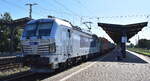 METRANS a.s., Praha [CZ] mit ihrer neueren  383 441-3  [NVR-Nummer: 91 54 7383 441-3 CZ-MTR] und einem Containerzug am 11.08.25 Durchfahrt Bahnhof Magdeburg-Neustadt.