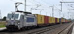 METRANS a.s., Praha [CZ] mit ihrer Vectron  383 418-1  [NVR-Nummer: 91 54 7383 418-1 CZ-MT] und einem Containerzug am 01.10.25 Höhe Bahnhof Rodleben.