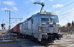 METRANS a.s., Praha [CZ] mit ihrer Vectron  383 436-3  [NVR-Nummer: 91 54 7383 436-3 CZ-MTR] und einem Containerzug am 19.03.26 Höhe Bahnübergang Rodleben.