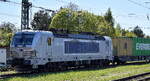 METRANS a.s., Praha [CZ] mit ihrer Vectron  383 409-0  [NVR-Nummer: 91 54 7383 409-0 CZ-MT] und einem Containerzug am 28.04.26 Höhe Bahnhof Stendal Hbf.