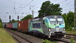 METRANS a.s., Praha [CZ] mit ihrer Vectron  383 413-2  [NVR-Nummer: 91 54 7383 413-2 CZ-MT] und einem Containerzug am 04.06.26 H�he Bahnhof Saarmund.