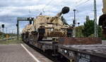 Schwertransport Drehgestell-Flachwagen der DB Cargo Wagengattung Samms 709 beladen mit einem leichten Kampfpanzer der US-Army Typ??? in einem Militärzug am 18.09.25 Durchfahrt Bahnhof Magdeburg-Neustadt.