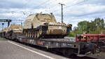 Schwertransport Drehgestell-Flachwagen der DB Cargo mit der Nr. 31 RIV 80 D-DB 4862 708-3 Samms 709 beladen mit einem gepanzerten Kettenfahrzeug der US-Army Typ??? in einem Militärzug am 18.09.25 Durchfahrt Bahnhof Magdeburg-Neustadt.