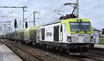 RBB - Regiobahn Bitterfeld Berlin GmbH, Bitterfeld-Wolfen [D] mit der Vectron Dual Lok  248 033  [NVR-Nummer: 90 80 2248 033-3 D-RBB] und einem Coilzug am 24.02.26 Höhe Bahnübergang