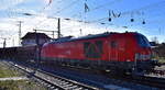 DB Cargo AG, Mainz [D] mit ihrer Vectron Dual Mode Light   249 009 , Name:  Irmgard  [NVR-Nummer: 90 80 2249 009-2 D-DB] und einem Schotterzug am 15.04.26 Höhe Bahnhof Senftenberg.